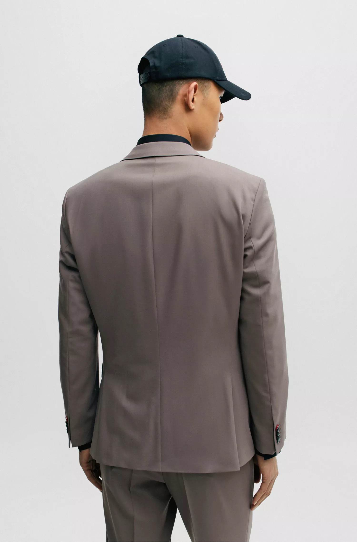 Terno HUGO vermelho de três peças, corte slim, com colete de abotoamento duplo.