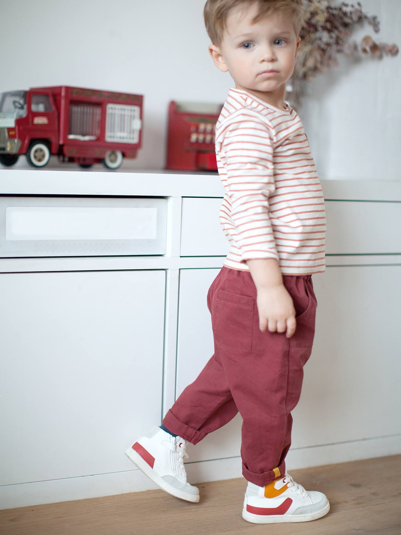 Tênis de cano alto para bebê menino, branco claro liso com estampas.