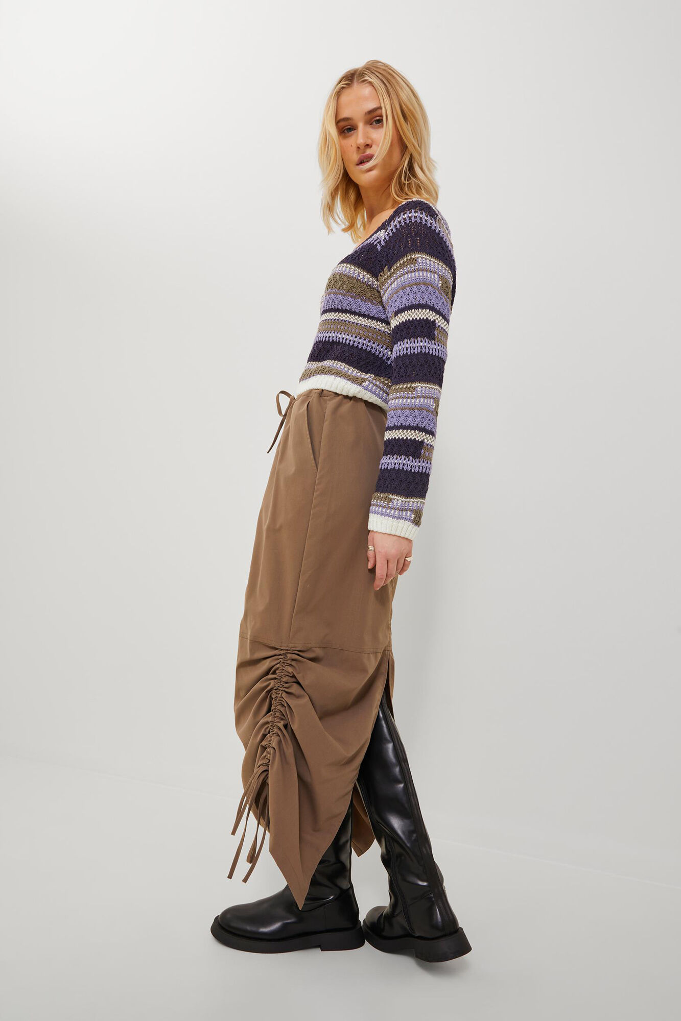 Suéter feminino multicolorido de tricô médio