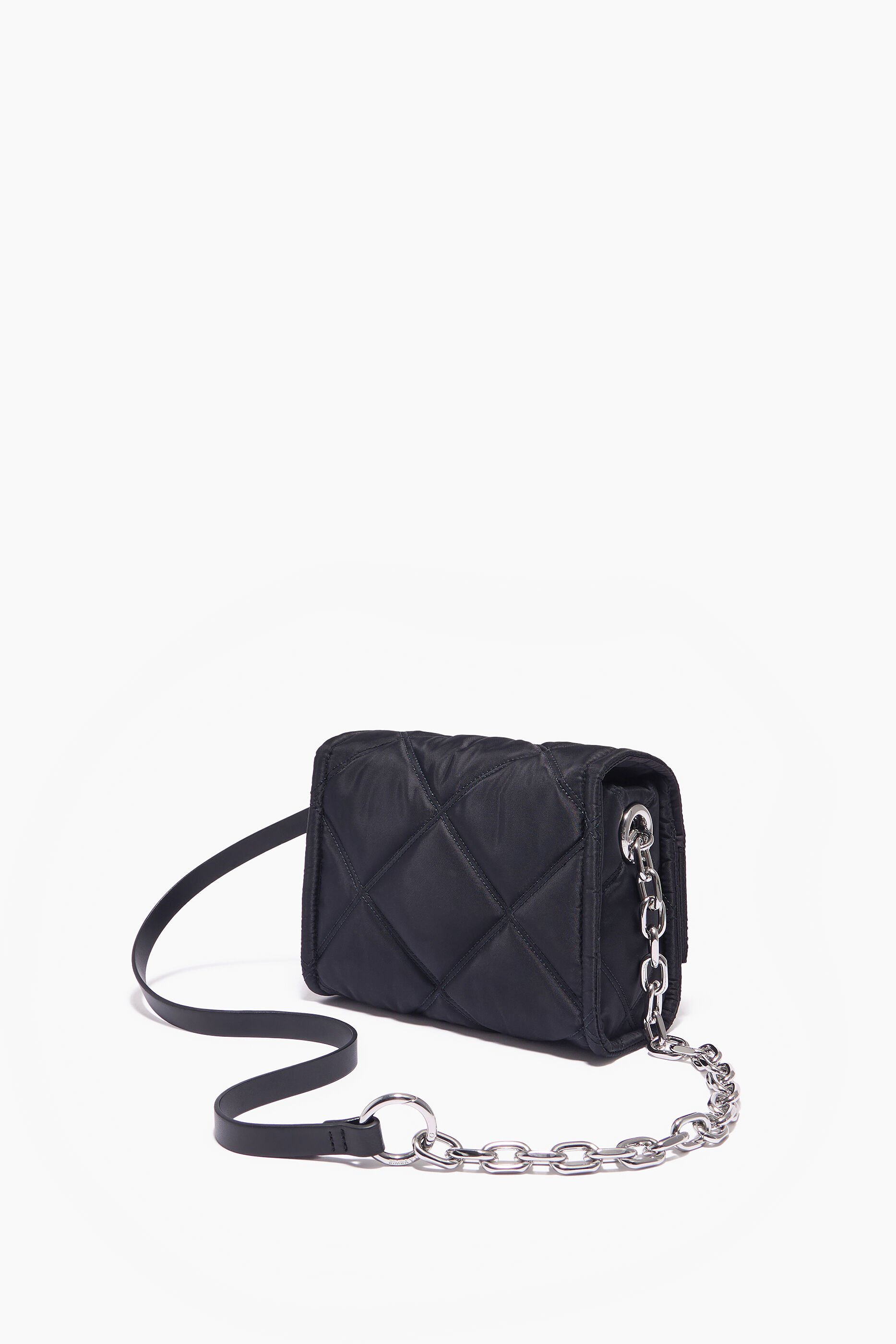 Bolsa de ombro pequena de nylon com aba, preta.