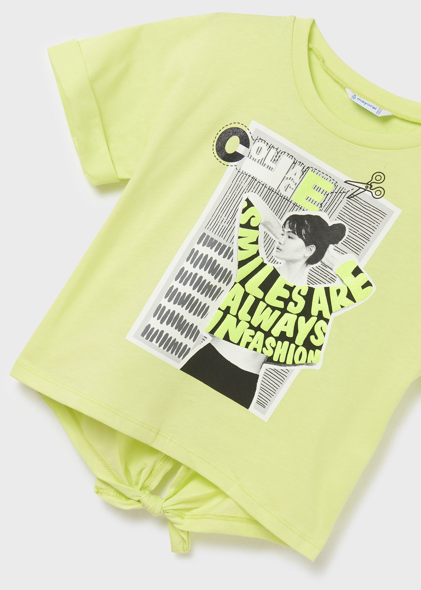 Camiseta feminina de manga curta em algodão sustentável com nó.