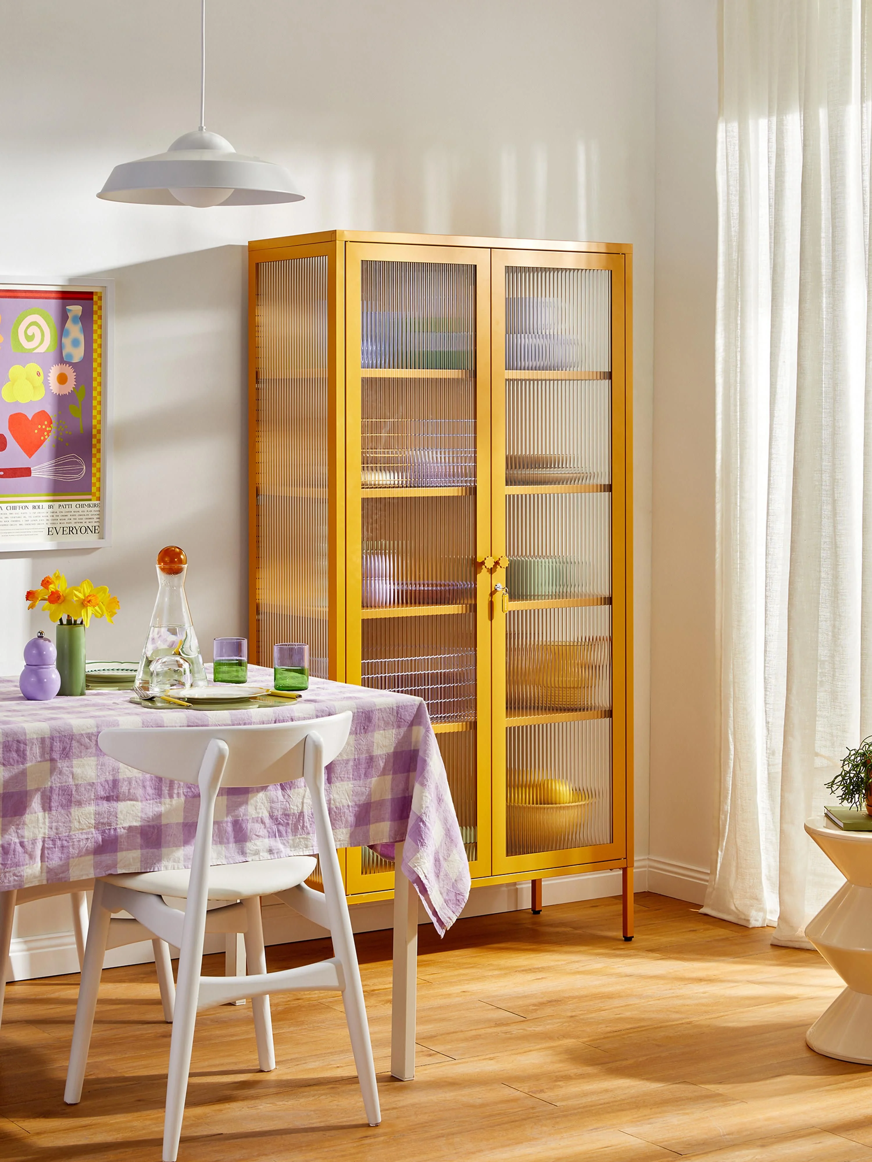 Metalen vitrinekast The Collector met geribbeld glas