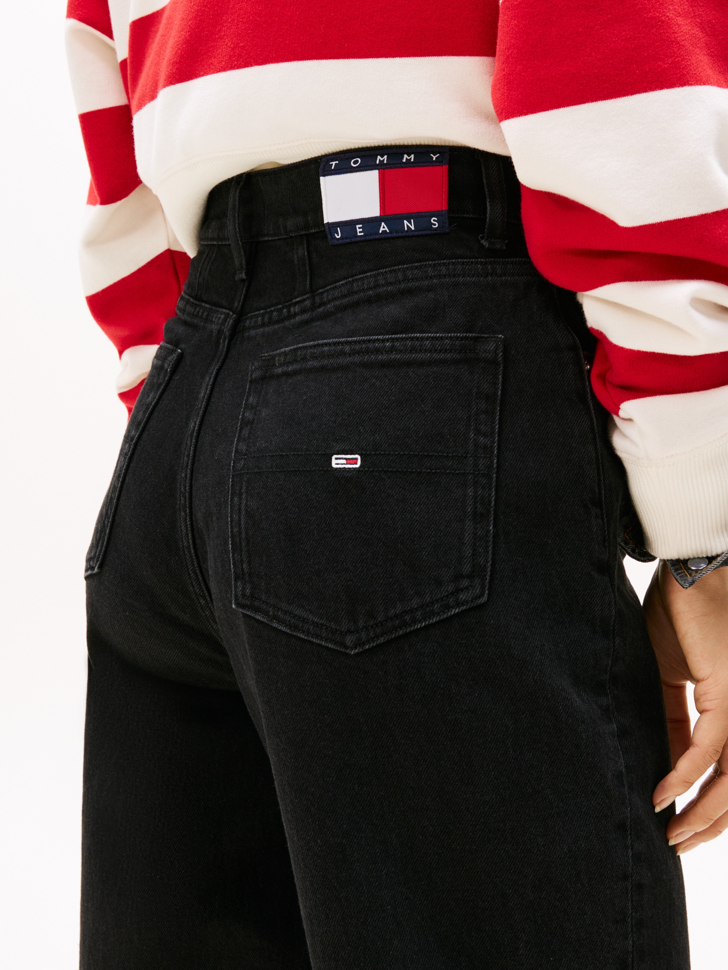 Tommy Jeans Mom-Jeans »High waist - Mom-Jeans Tapered« mit Logo-Badge, Logostickerei