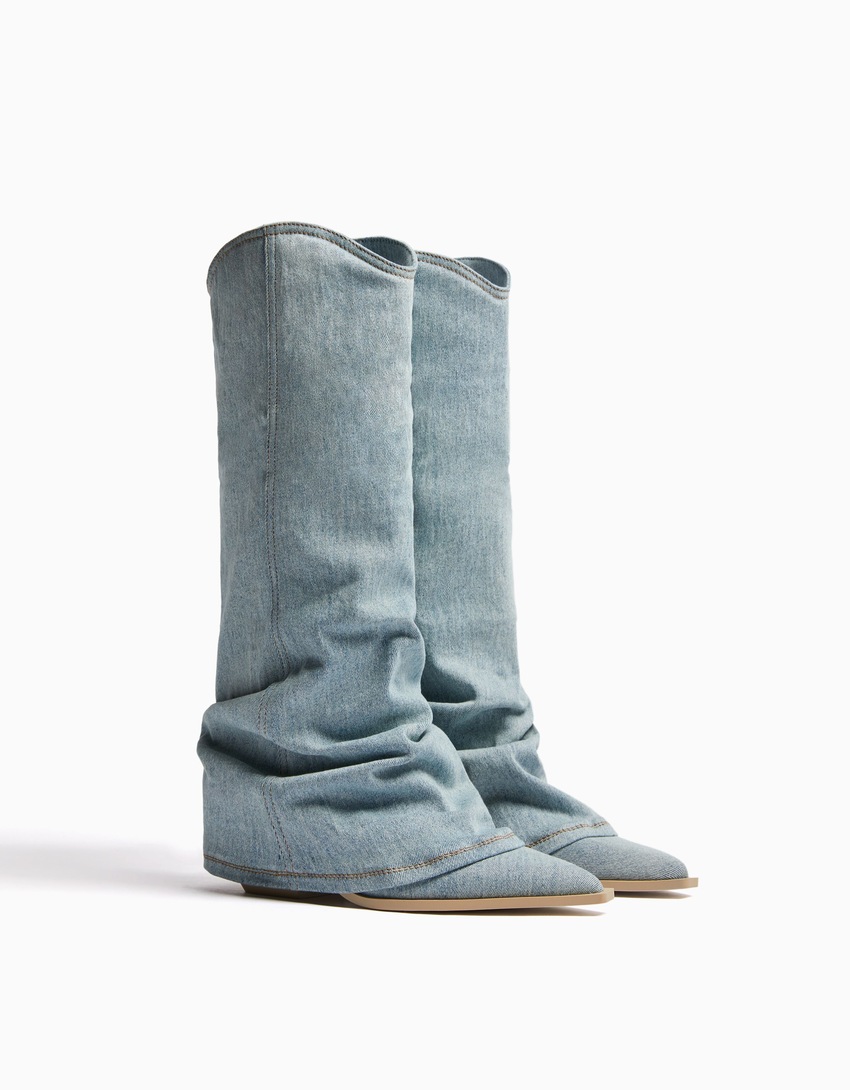 Botas de cowboy de salto alto em jeans