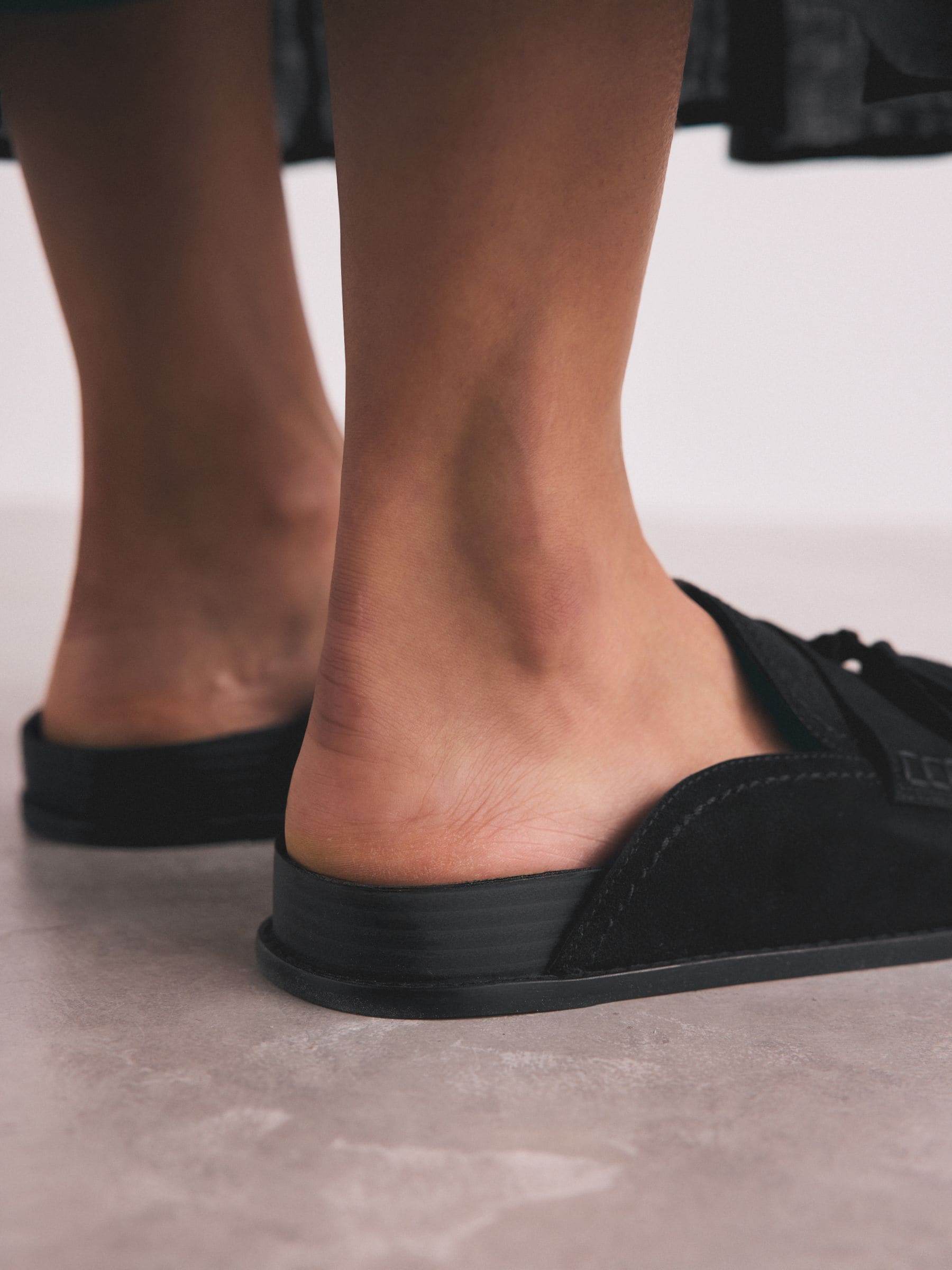 Zwart - Signature Premium Leather Suede Fringe Footbed Mules