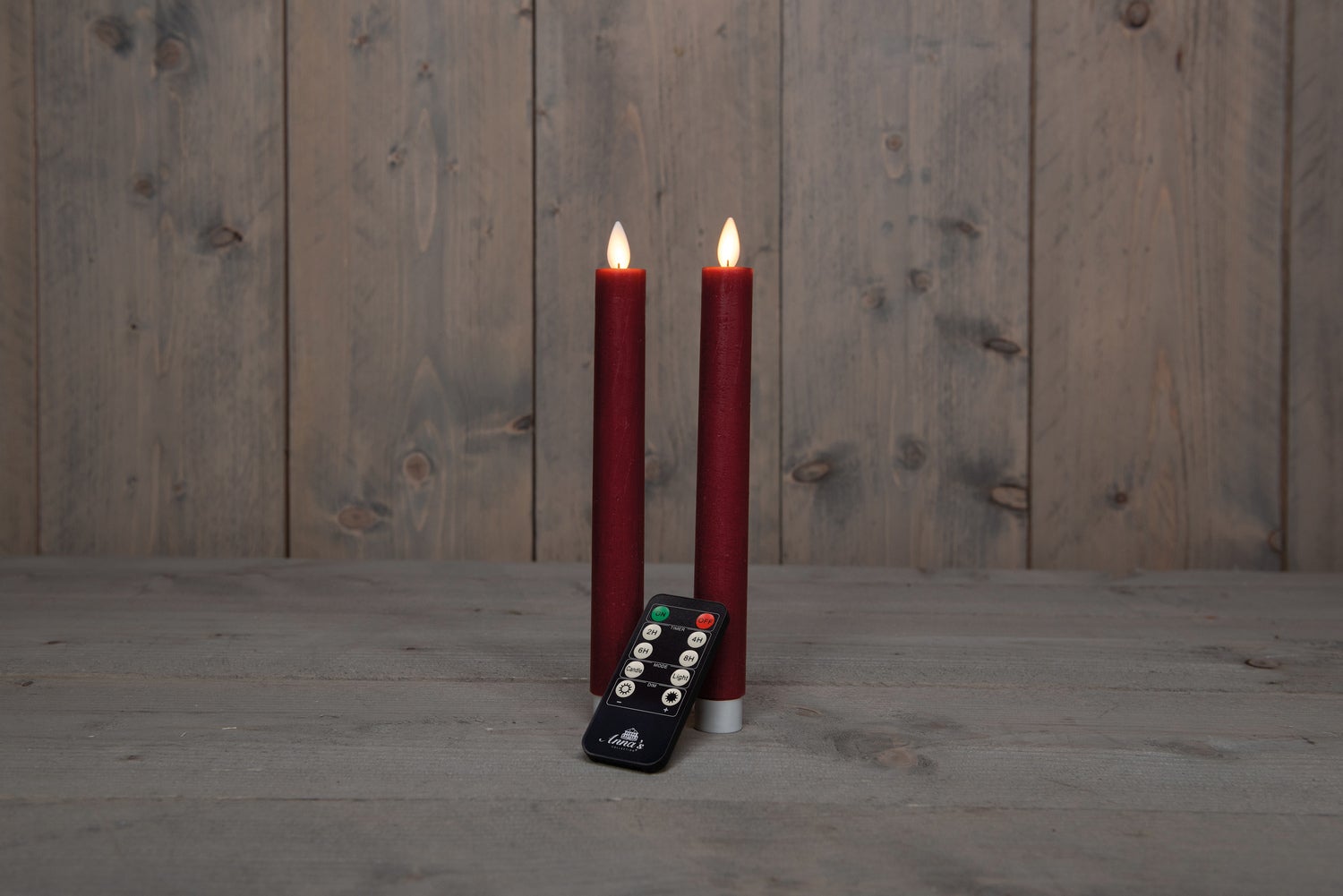 Anna's Collection LED dinerkaars met bewegende vlam rood D 2,5 H 23 cm 2 stuks