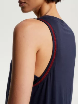 Regata esportiva com detalhes contrastantes