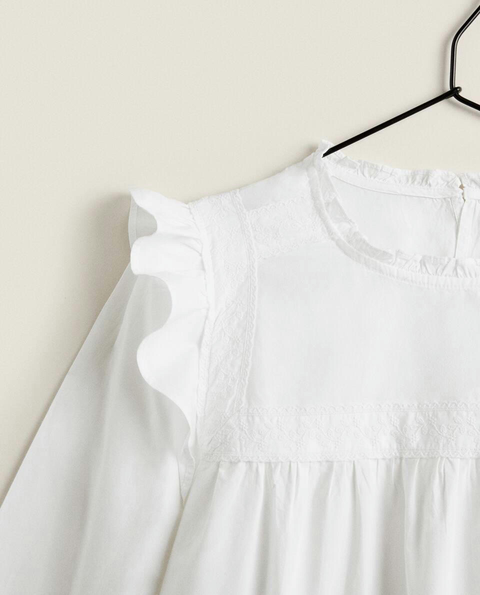 Camisa com detalhes em renda e babados