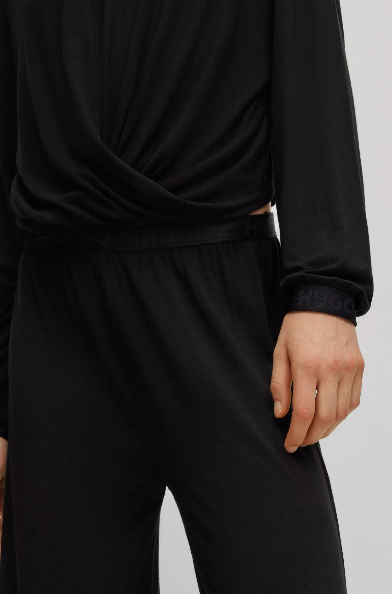 Blusa cropped vermelha HUGO com modelagem relaxada e detalhe torcido na frente.
