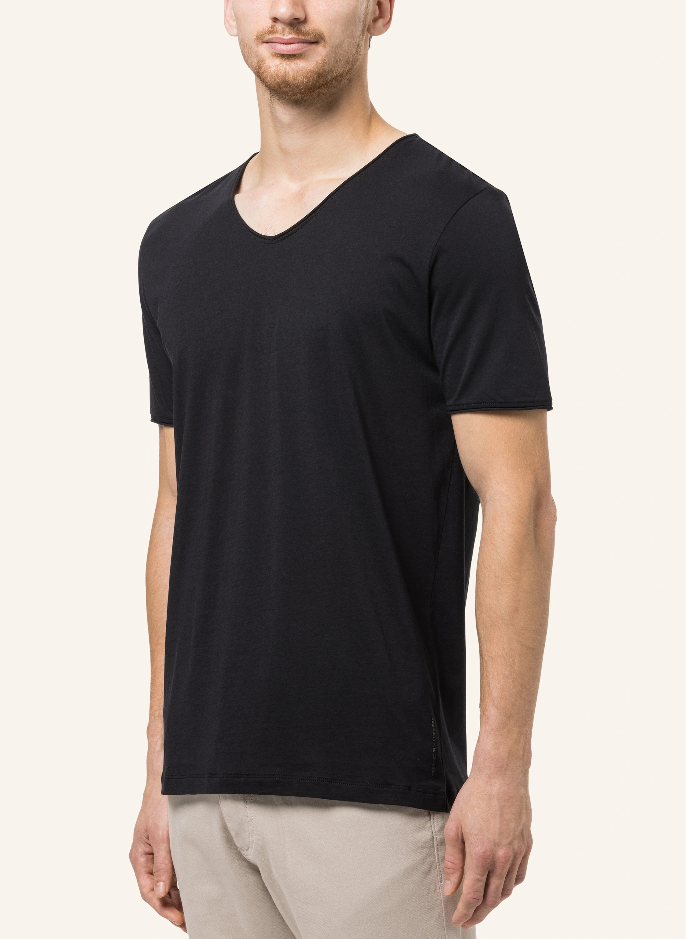TRUSTED HANDWORK V Neck 1/2-Sleeve T-Shirt with Roll Edge