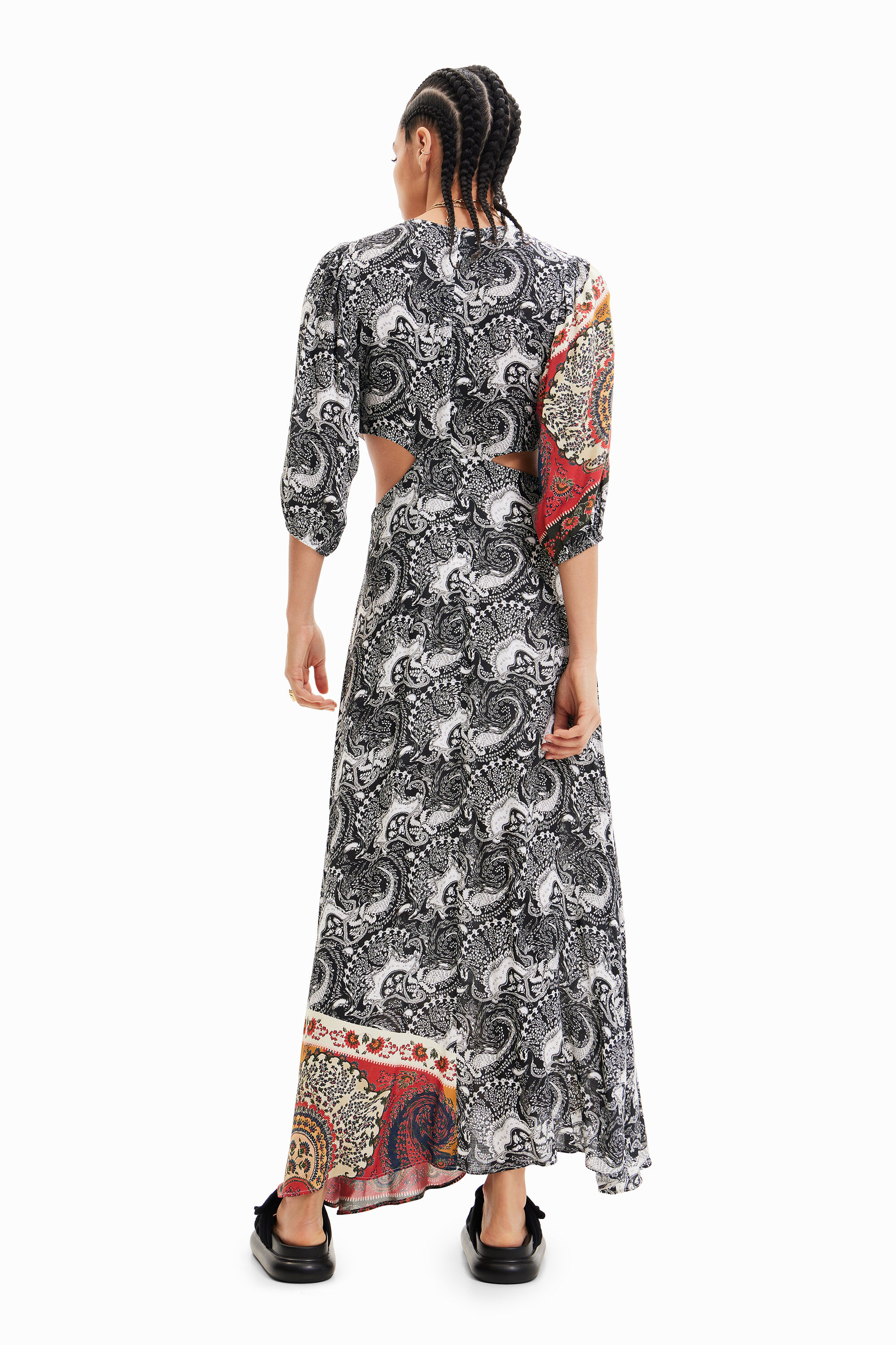Vestido solto com recortes em estampa paisley