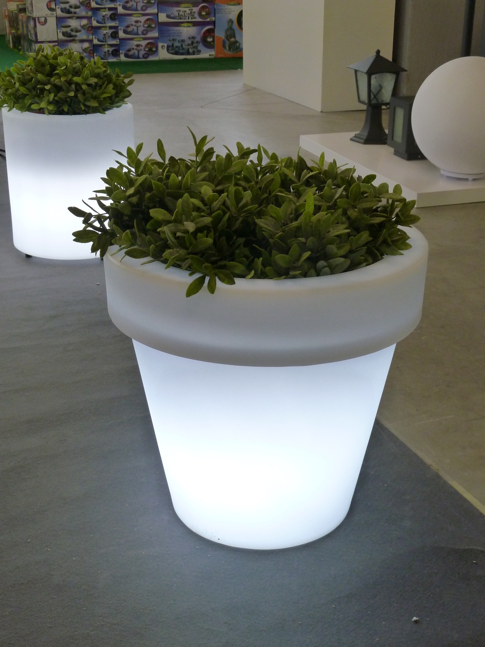 Pot rond lumineux magnolia 120 solaire+batterie rechargeable led rgb avec télécommande ø120x114cm