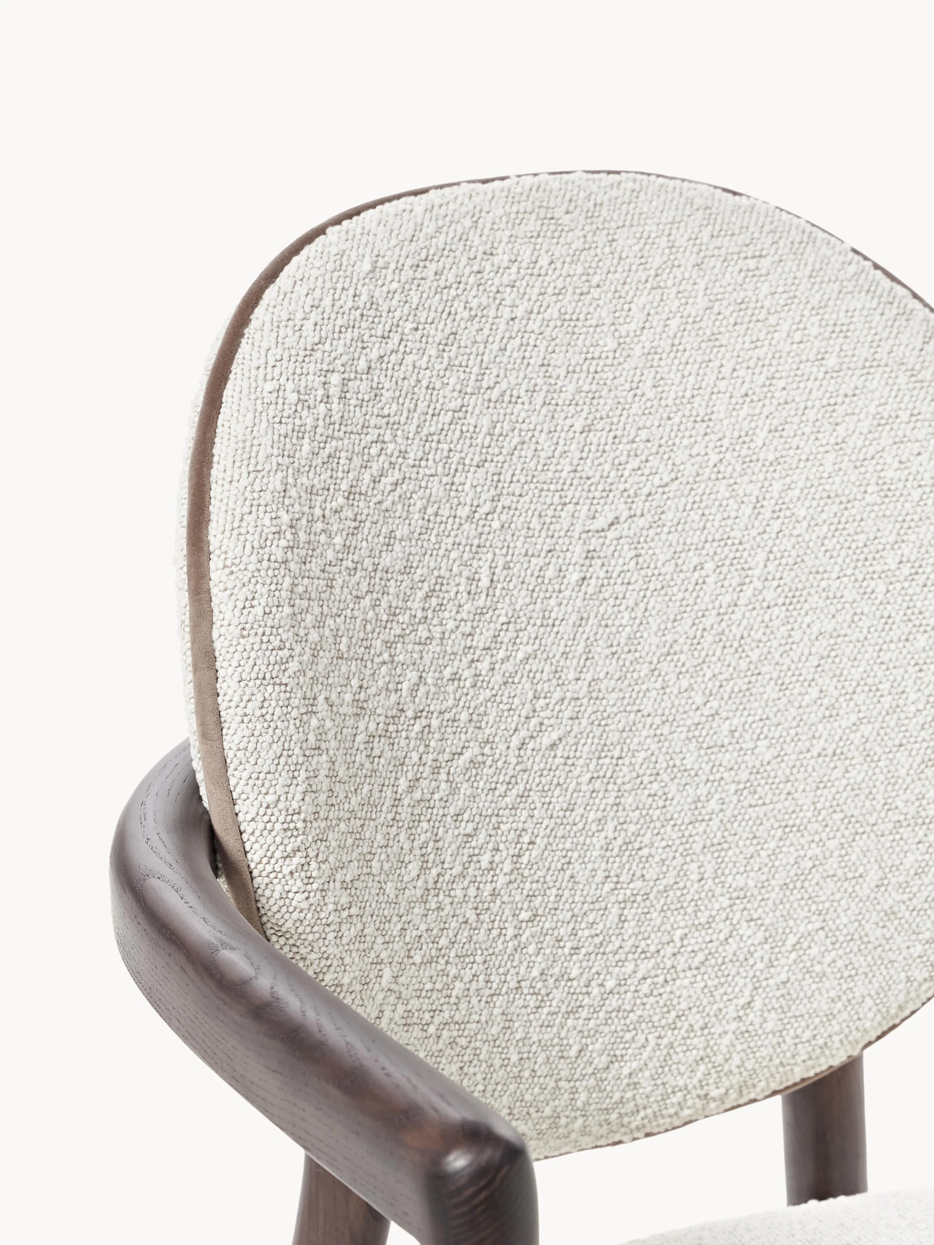 Houten Maia stoel met bouclé bekleding