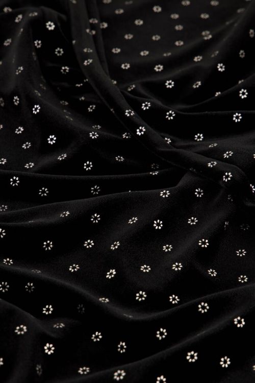Zwarte velvet top met zilverkleurige bloemen
