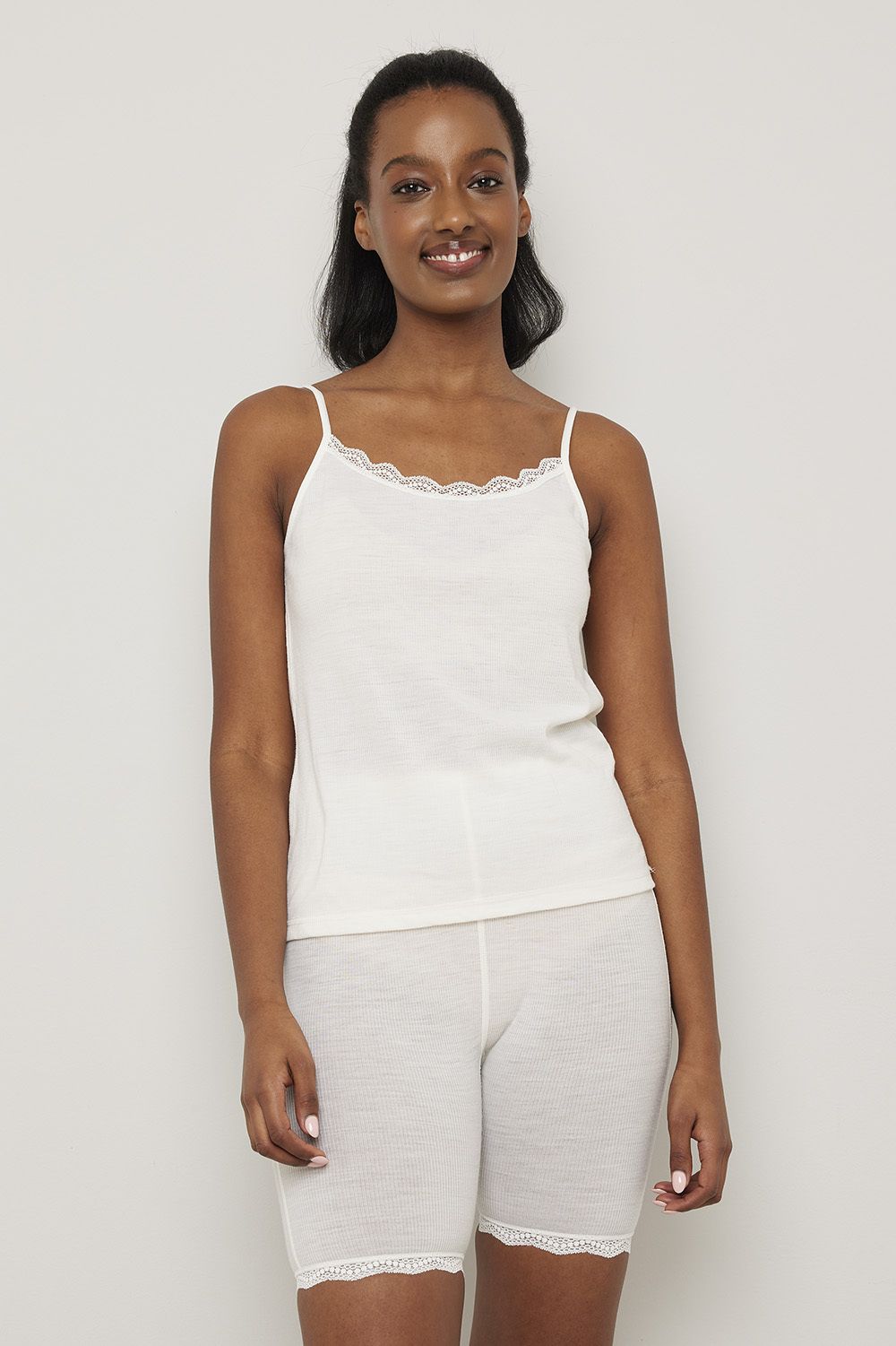 Flora Singlet i merinoull med blondekant