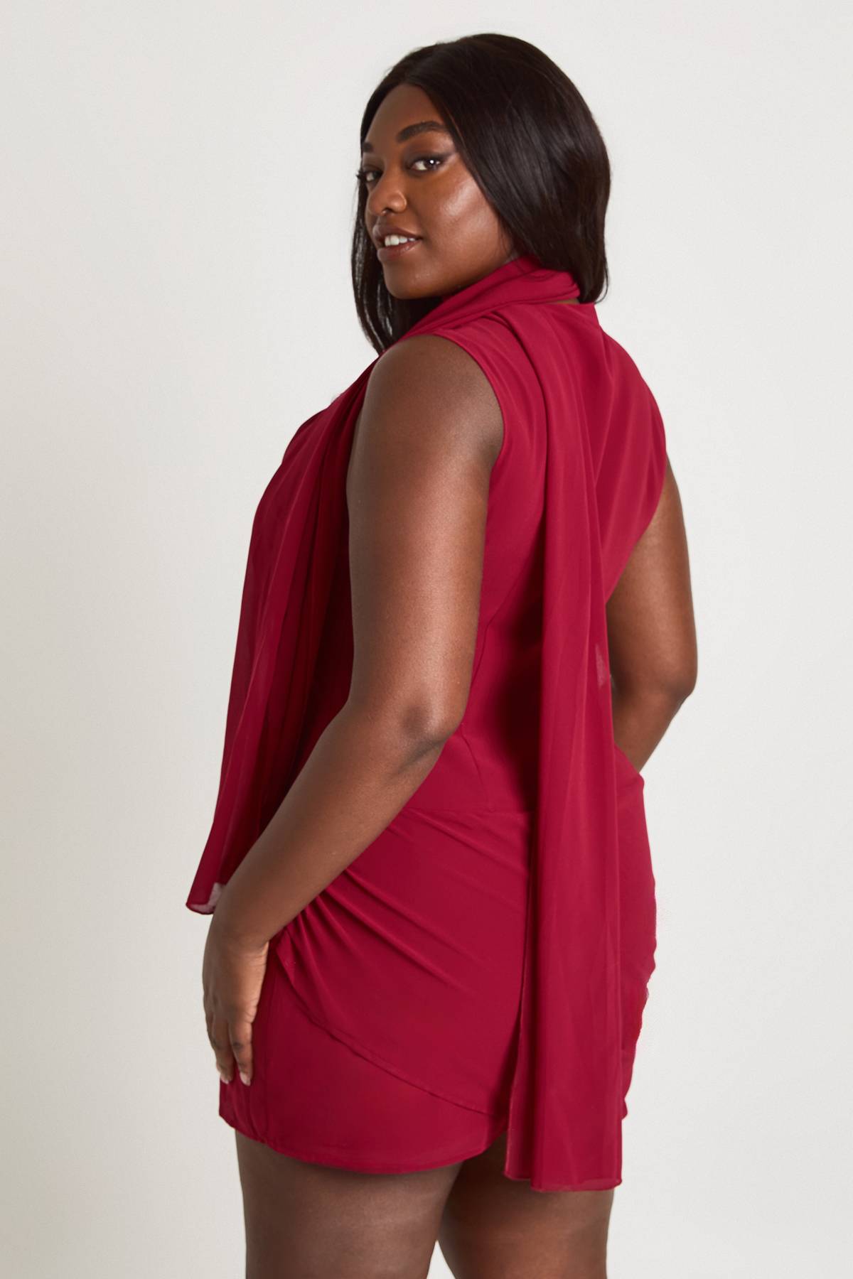 boohoo Robe Mini Grande Taille En Mousseline Col Bénitier Sans Manches Avec Foulard