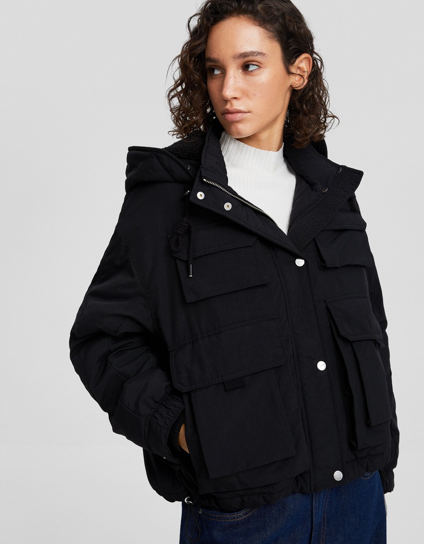 Jaqueta parka curta com vários bolsos em mistura de nylon