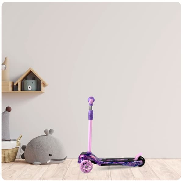 Scooter for barnHovedtrekk:- Fargerik LED-belysning på hjul, dekk og frontpanel- Justerbar høyde på styret- Store, sikre hjul med stor avstand- Bredt,
