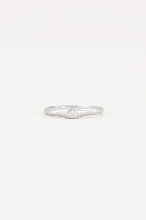 Zilverkleurige initial ring