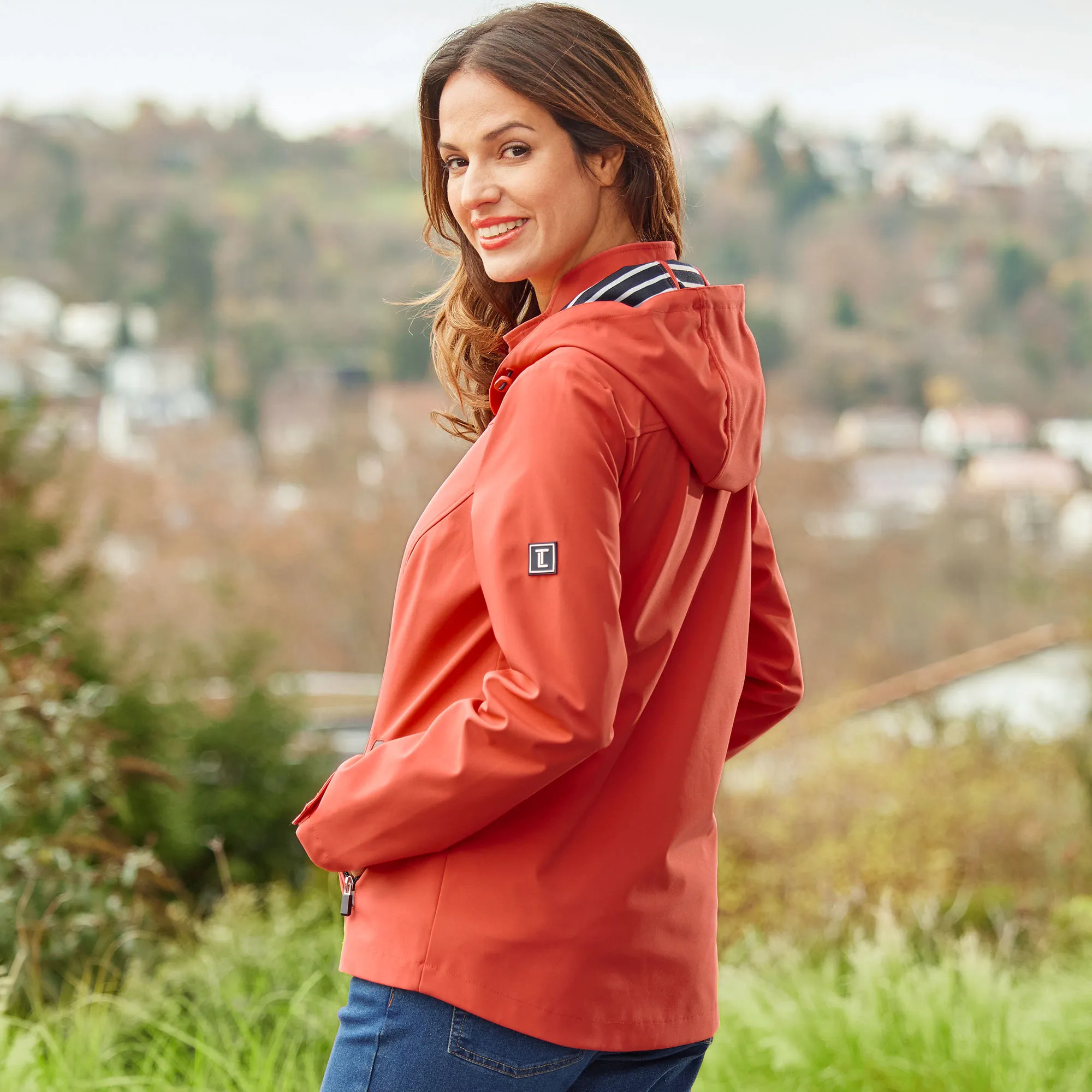 Damen-Softshell-Jacke mit abnehmbarer Kapuze