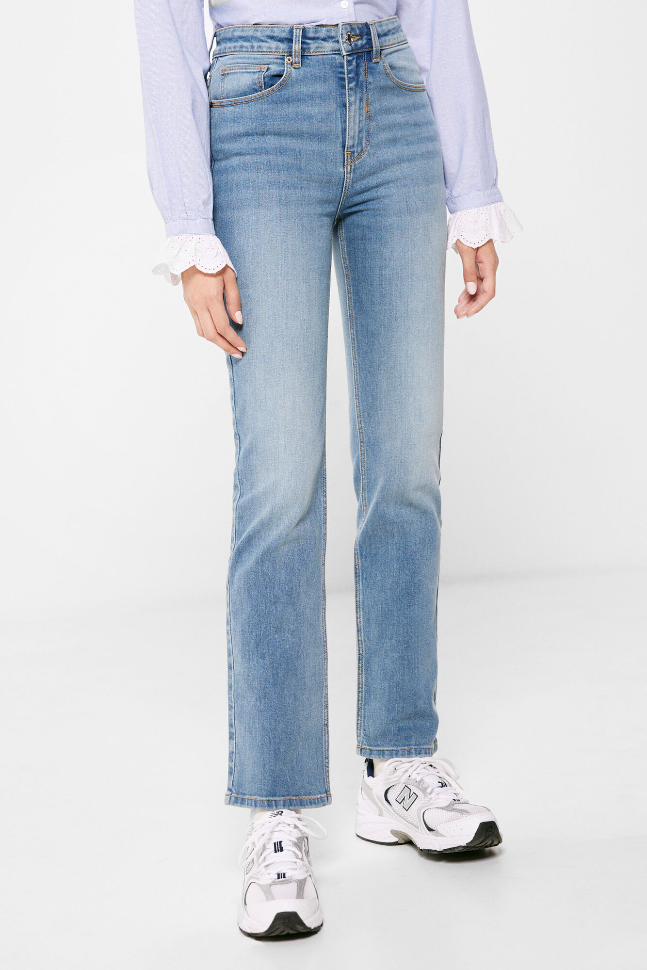 Calça jeans reta com lavagem sustentável