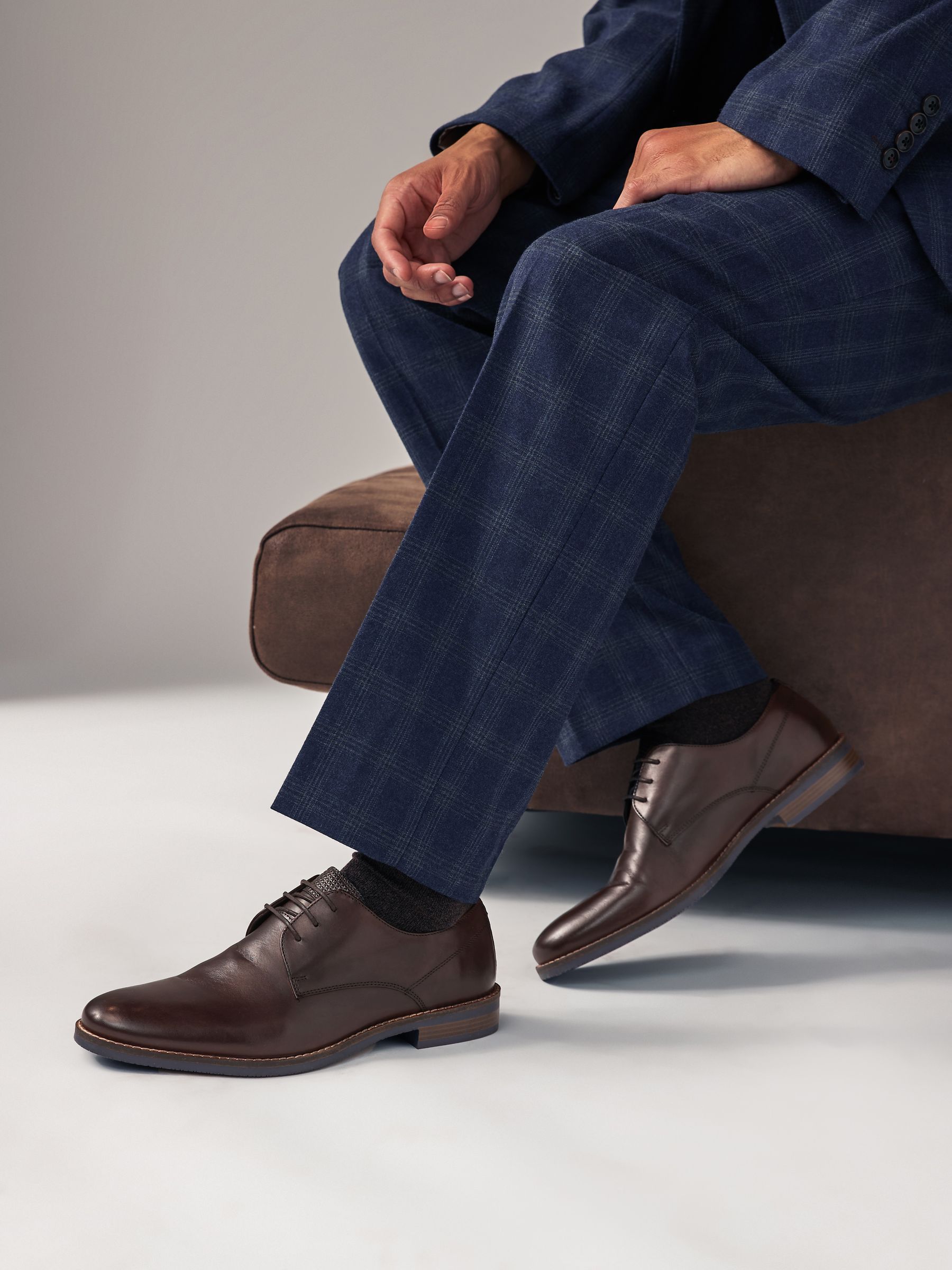 Bruin - Standaard pasvorm - Leren Derby-schoenen met contrasterende marineblauwe zool