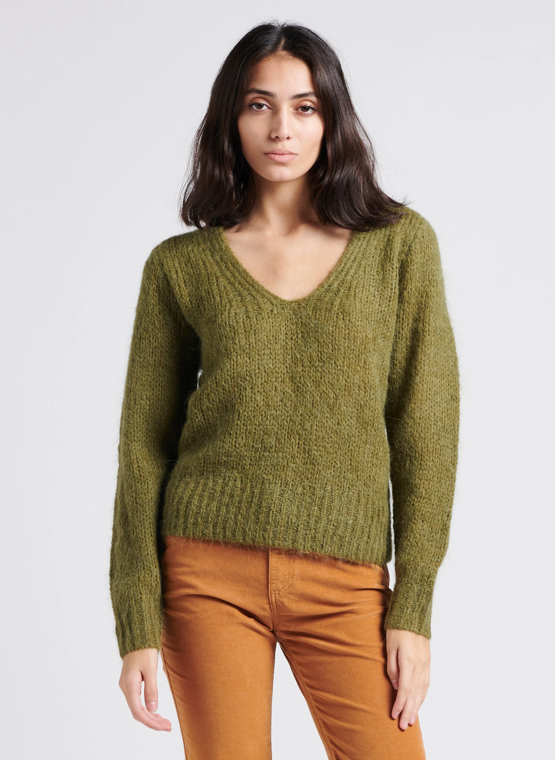 BANU - Pull droit encolure V en laine mélangée | Kaki