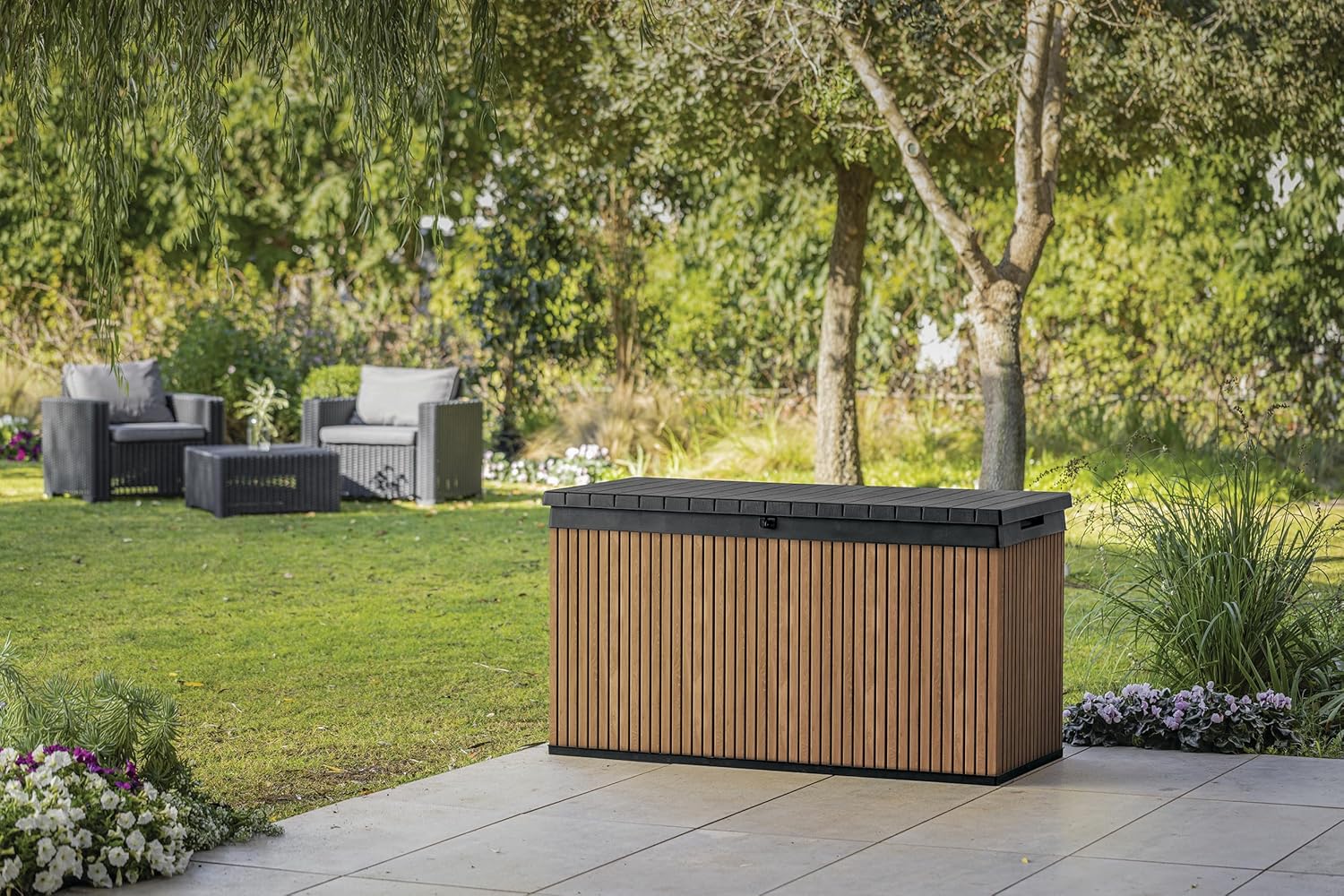 Keter Auflagenbox/Kissenbox 570 Liter l 100% Wasserdicht l mit Belüftung dadurch kein übler Geruch/Schimmel l Moderne Holzdielenoptik l Deckel belastbar bis 300 KG (2 Personen)