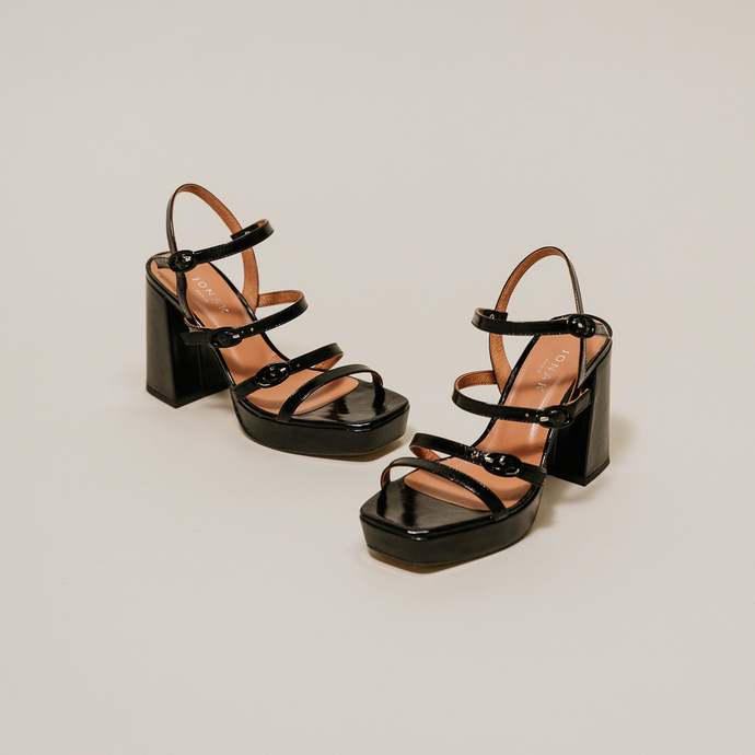 Sandales à brides et bouts carrés  en cuir brillant noir