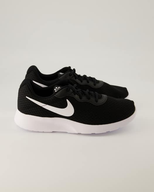 Nike Tanjun Sneaker in Schwarz