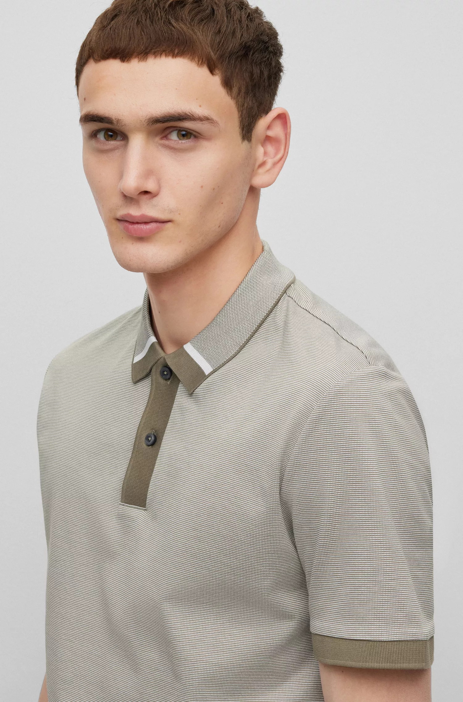 Camisa polo BOSS preta, corte regular, com microestampa bicolor.