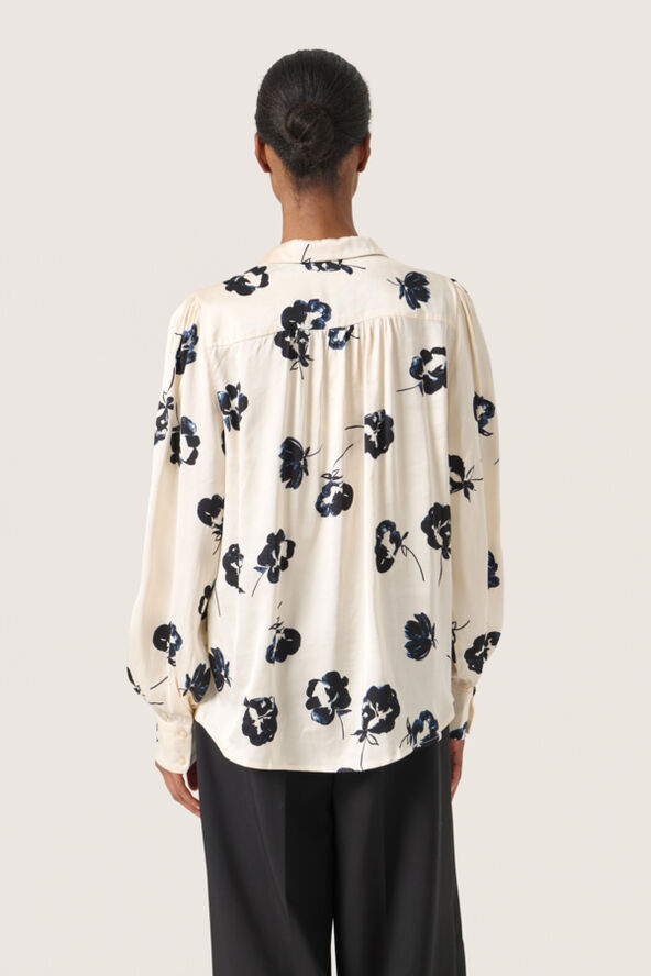 Soaked in Luxury SLErwina Paris Shirt LS Black and white flower print
