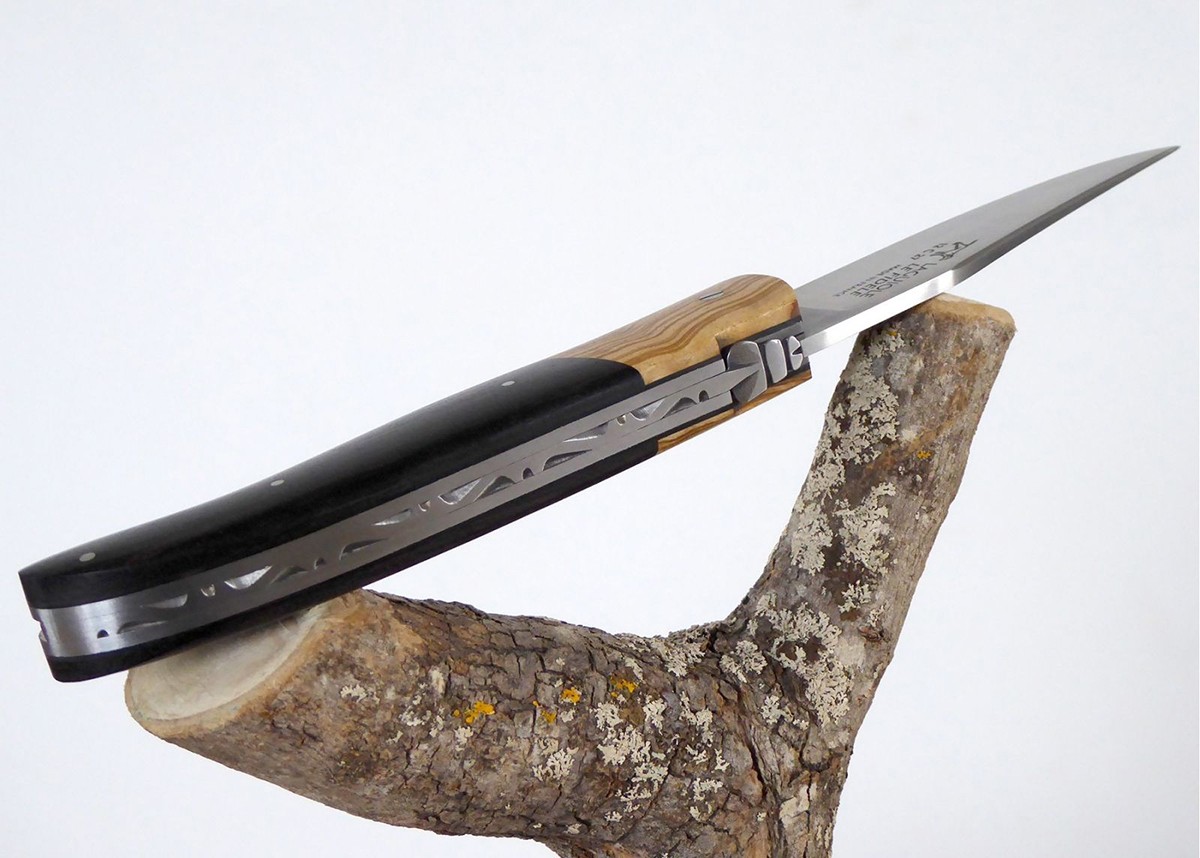Couteau Laguiole de chasse avec un manche en Ebène et olivier