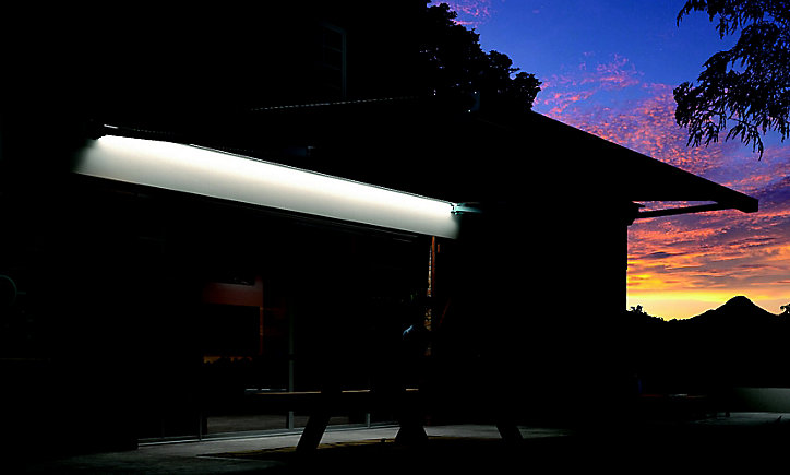 Store de terrasse motorisé Kobe coffre gris / toile T128 gris 4 x 3,5m, avec LED