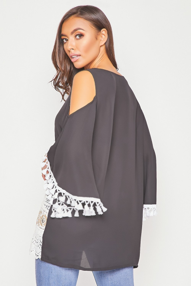 Robe noire avec empiècements dentelle