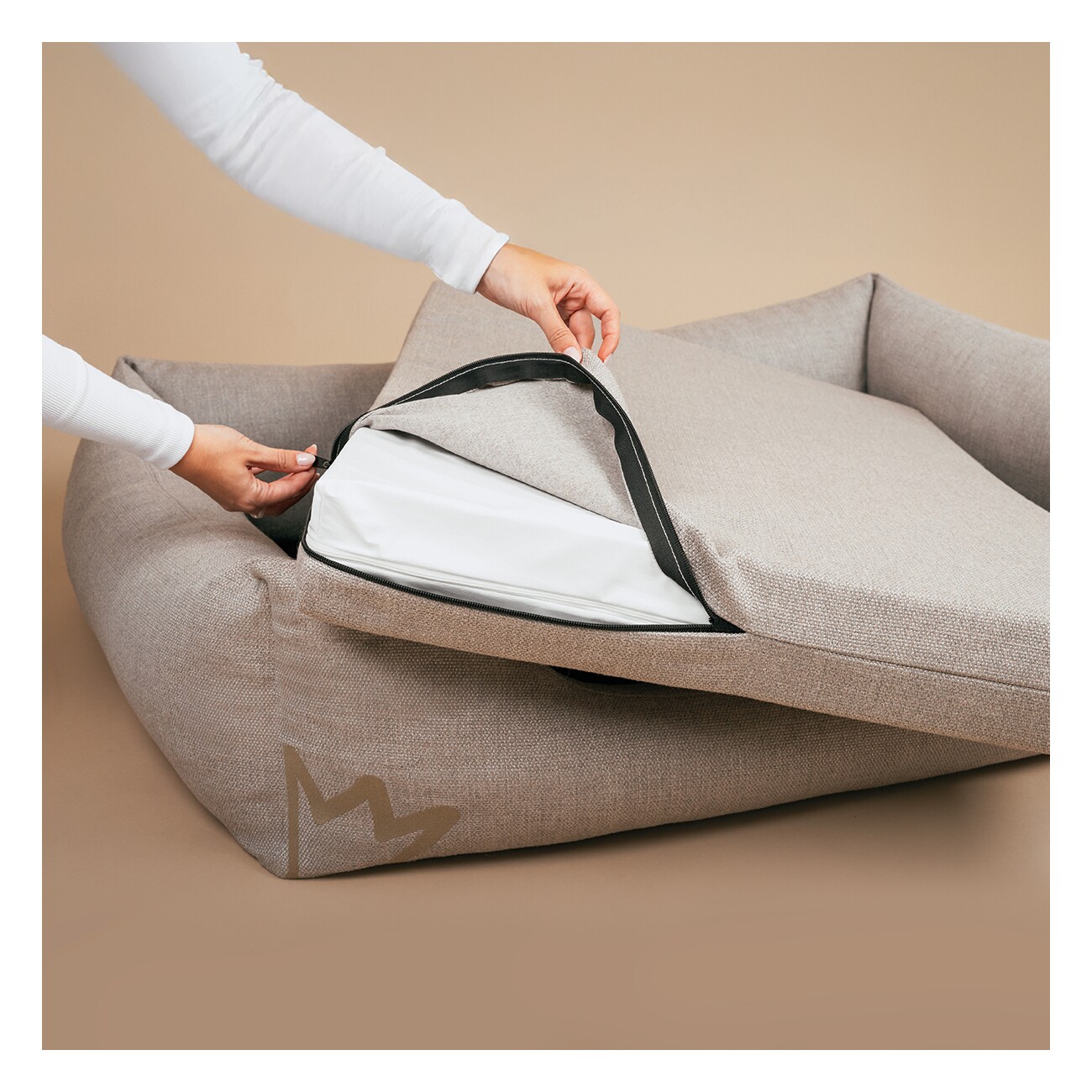 Rudelkönig Hundbett Koye orthopädisch - mit Memory Foam, robust & waschbar beige/ grau S