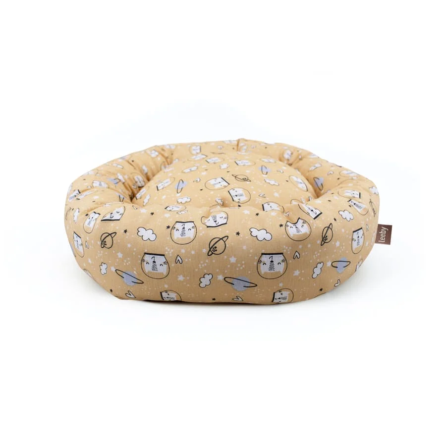 Cama em forma de caverna com estampa de quadrinhos amarela da Leeby para gatos.