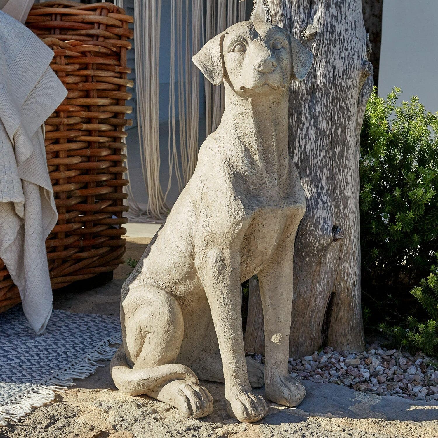 Loberon Deko-Hund Elliot, detailreiche Jagdhund-Nachbildung, edle Tierskulptur, anmutiges Design, Dekoration, Tierfiguren, Polyresin, antikweiß