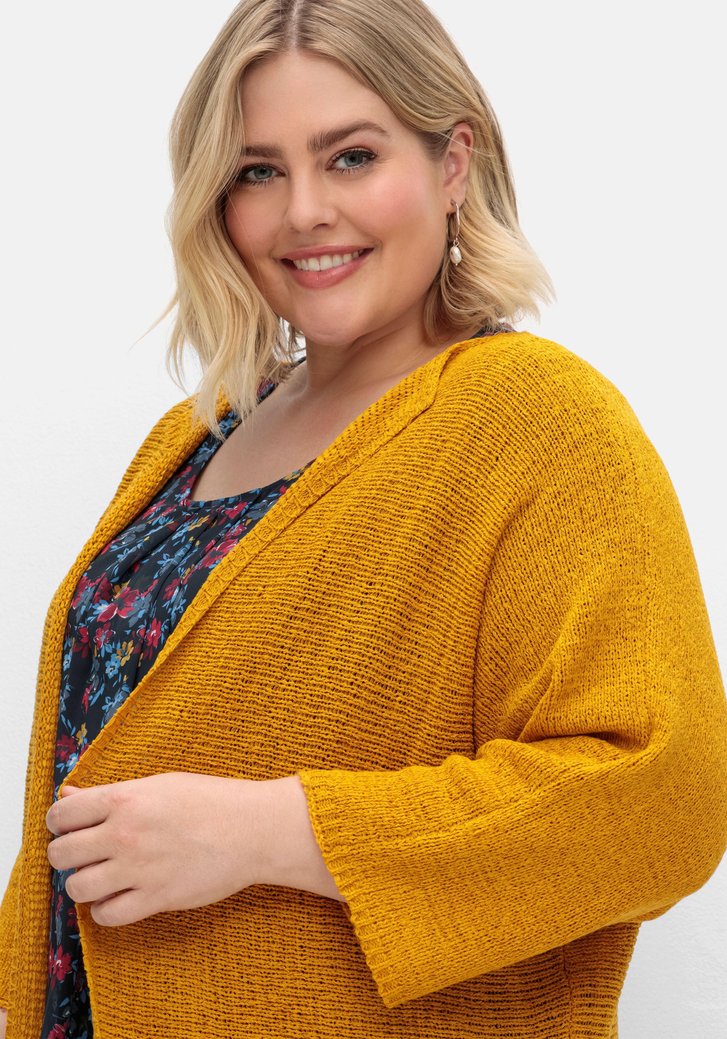 Strickjacke mit 3/4-Fledermausärmeln, aus Bändchengarn