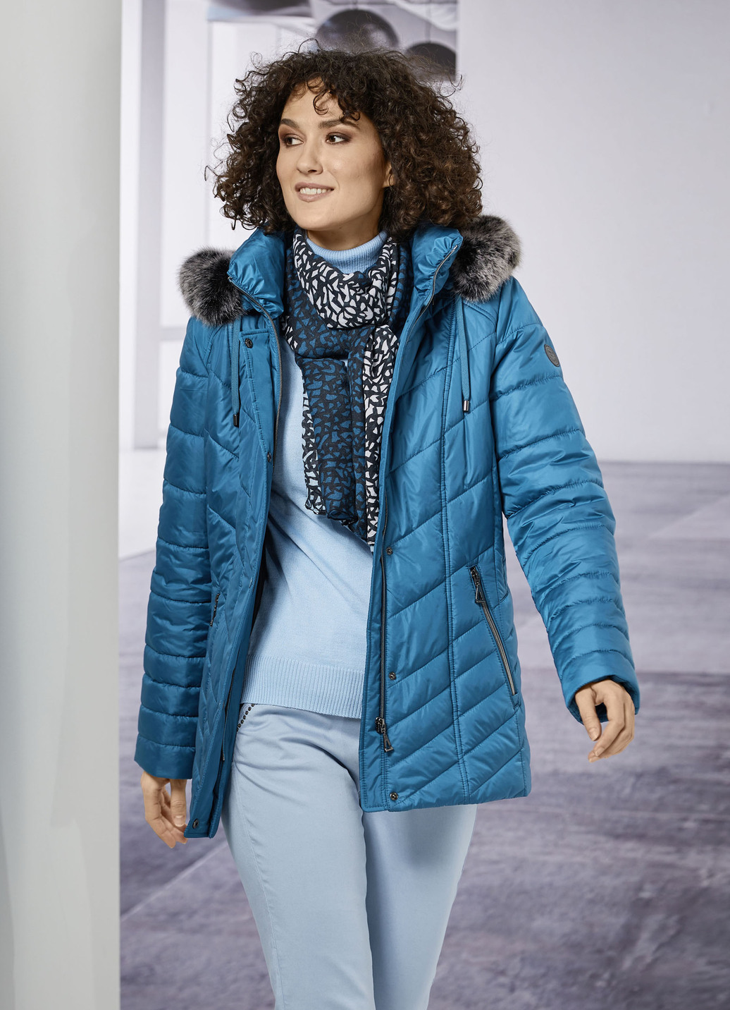 Jacke mit abnehmbarer Kapuze