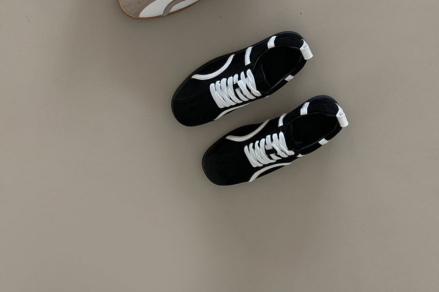 SeoulPop - Tweekleurige sneakers met rubberen zool