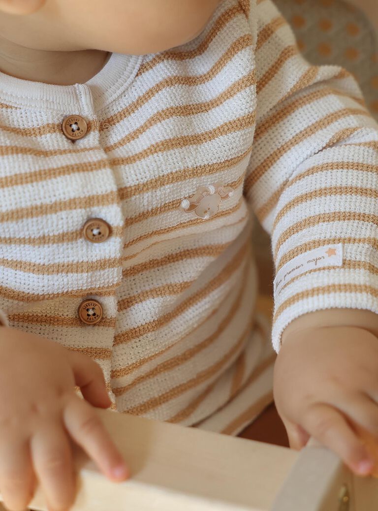 Ensemble haut écru, pantalon et chausettes caramel