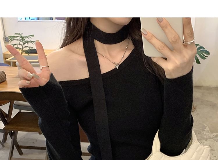 Joyciful - Asymmetrische, effen gebreide top met lange mouwen en off-shouldermotief