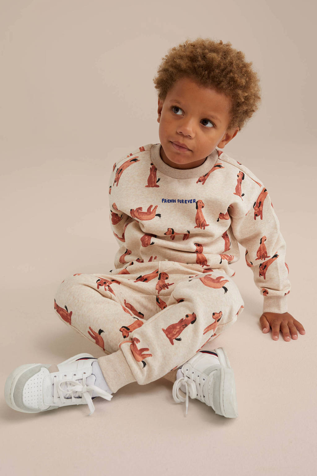 WE Fashion slim fit broek met all over print beige/bruin