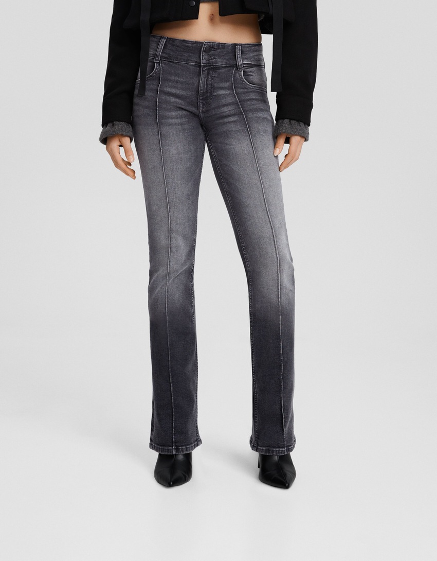 calça jeans bootcut de cintura baixa