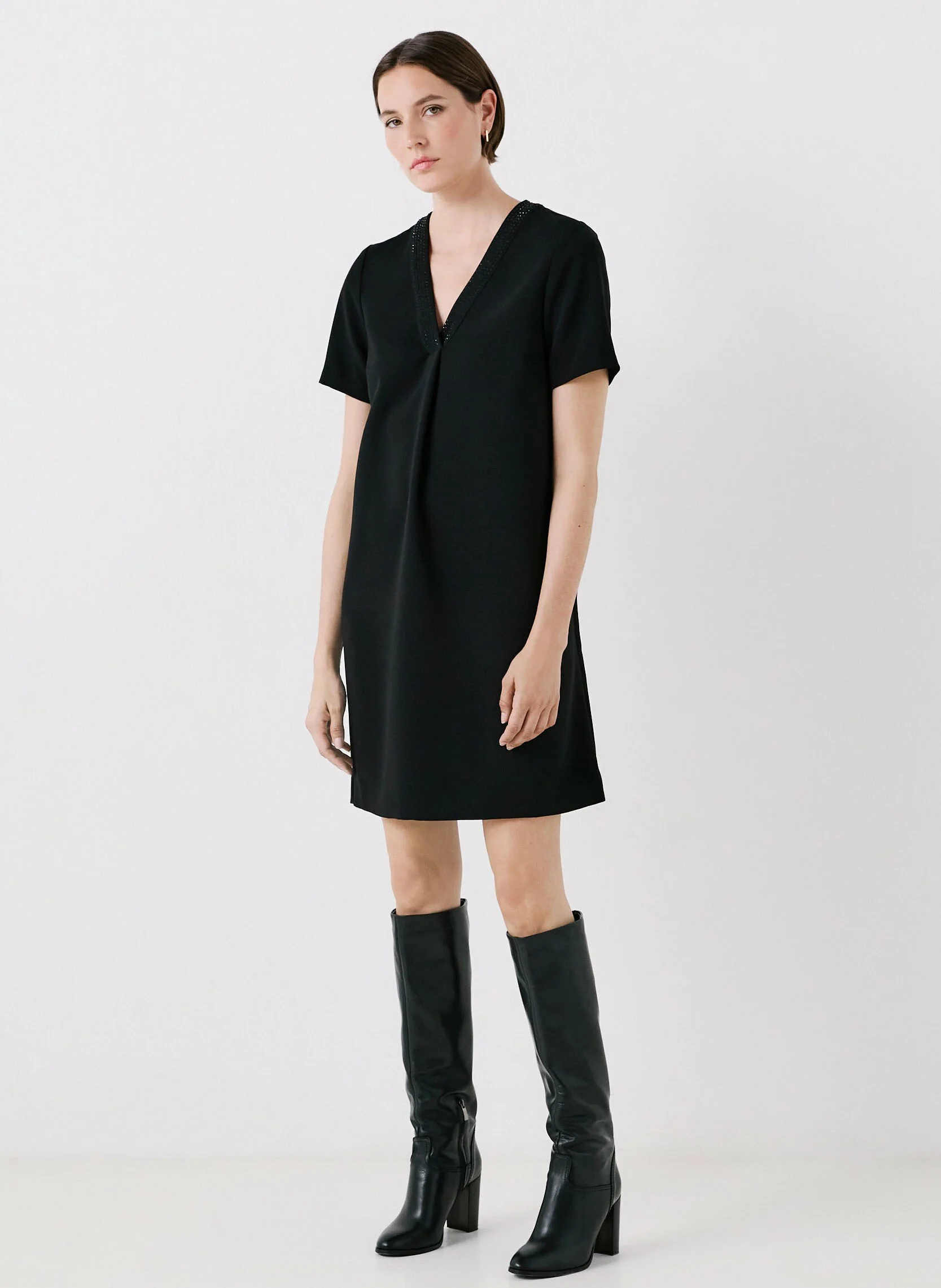 RAMELA2 - Robe courte droite à col v| Noir