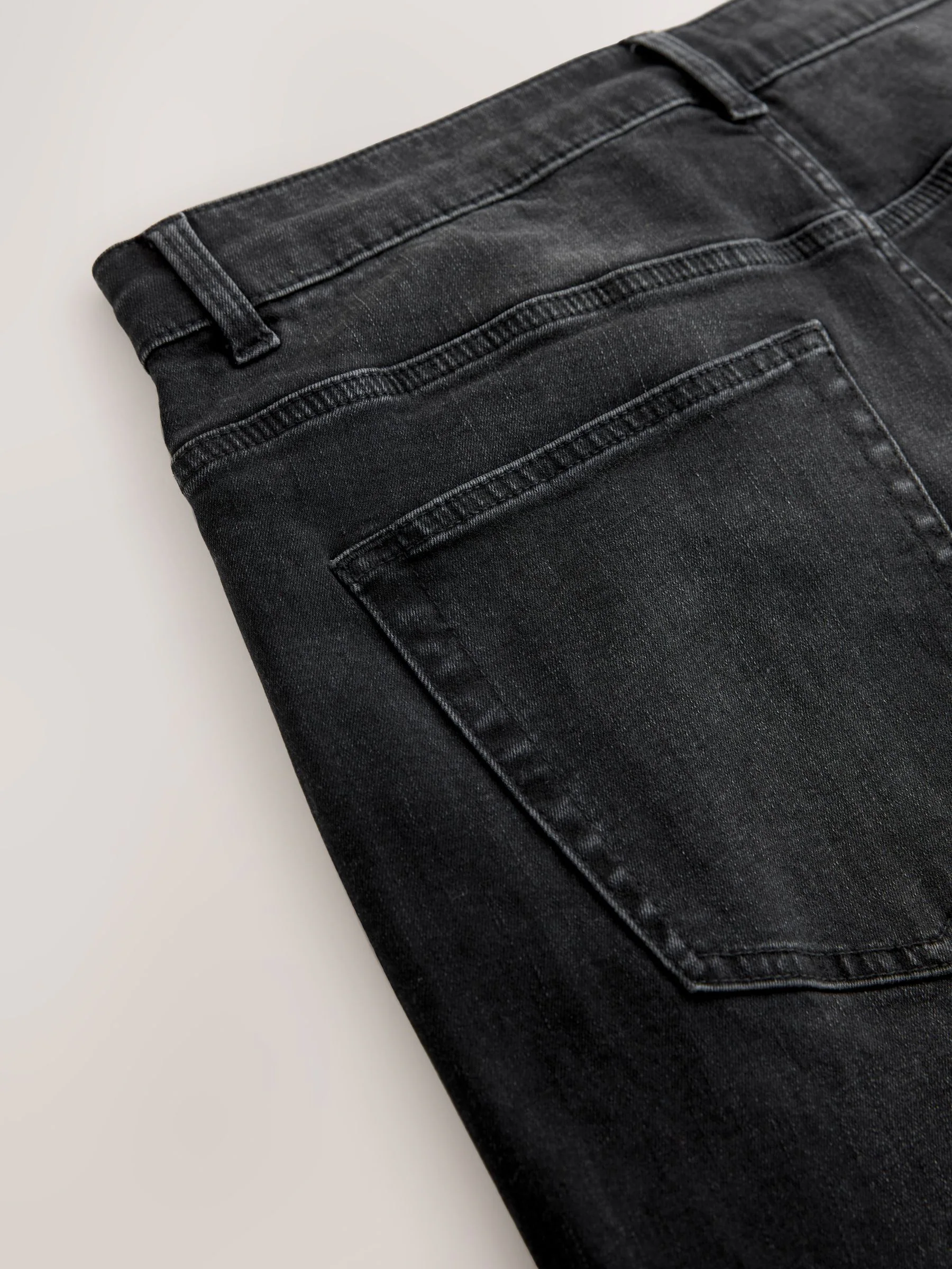 Zwarte wassing - Klassieke stretchy jeans