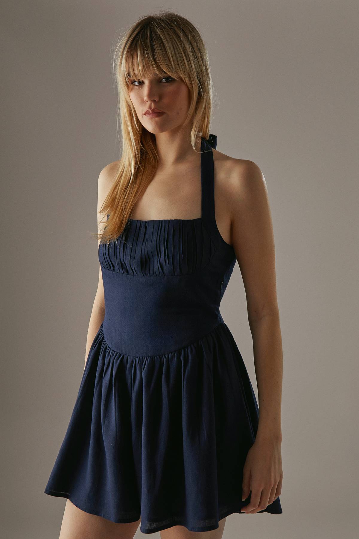 Warehouse Combi-short Babydoll à Col Halter en Mélange de Lin Premium avec Détails Plissés