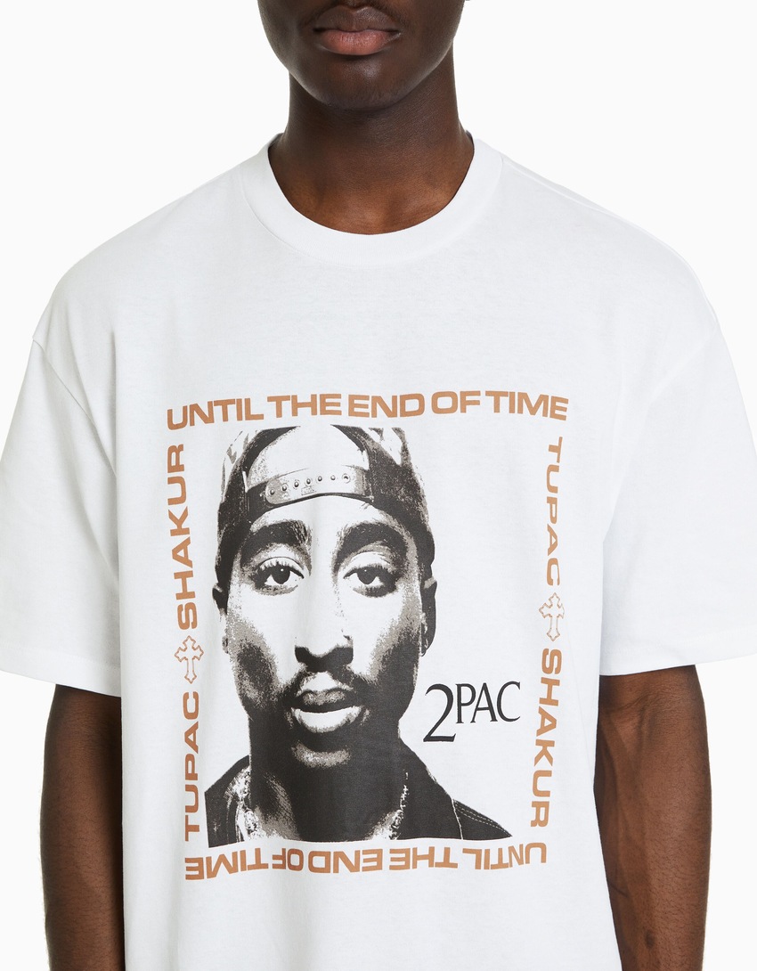 Camiseta de manga curta com estampa do Tupac e modelagem quadrada.