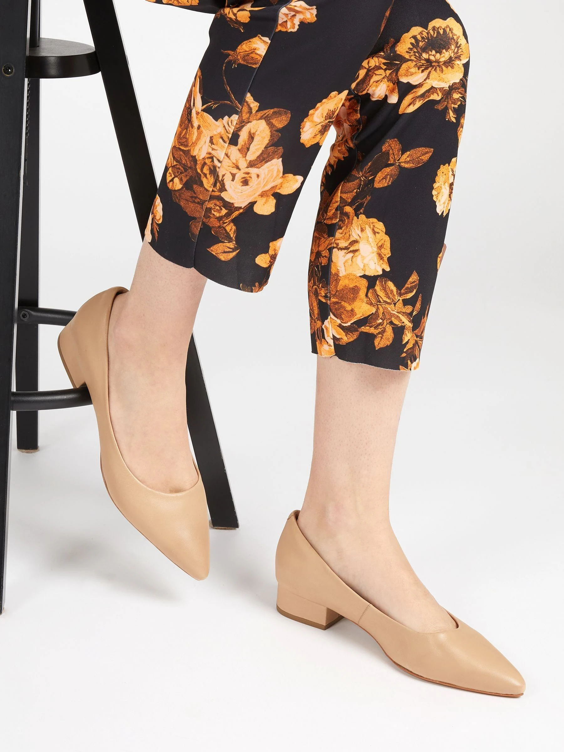 Licht beige - Jones Bootmaker Sunstone pumps van leer